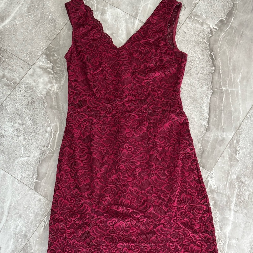 Sleeveless V-Neck Lace Mini Dress in Burgundy